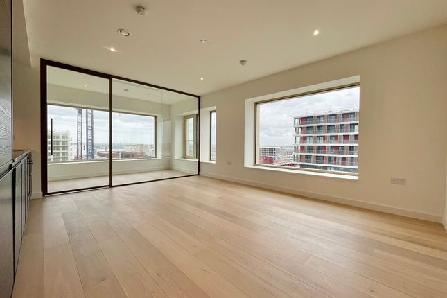 Flat to rent in Deanston Building, Royal Wharf, London
