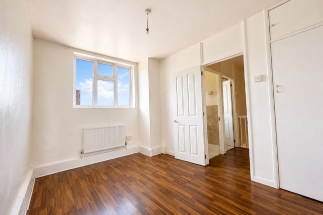 Flat 17, Martley House, Patmore Estate, London photo 4