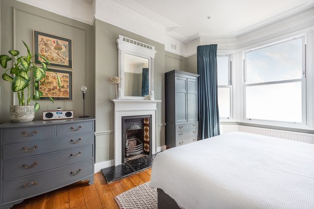 Flat for sale in Kay Road, London
