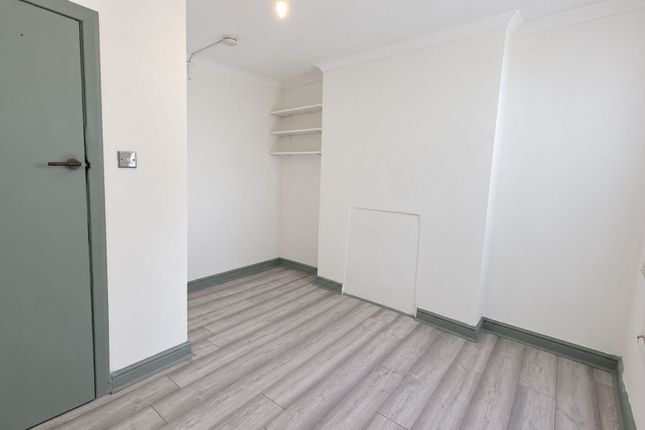 Flat 1, 120 Rushmore Road, London photo 3