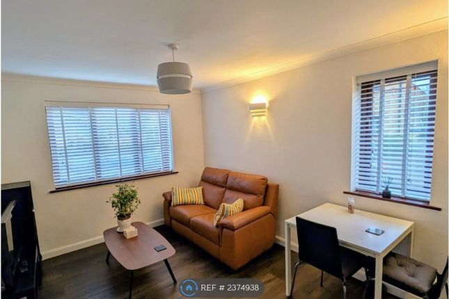 Flat, St Swithins Court Polehampton Close, Twyford, Reading photo 3