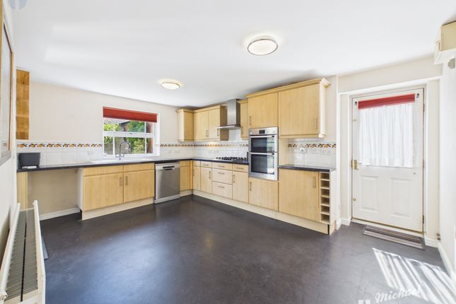 17 Eyre Close, Aylesbury photo 4