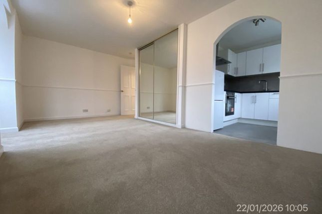 6, Tiree House, Slough photo 3