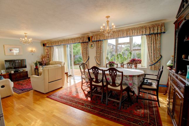 15, Wellington Way, Horley photo 2