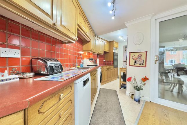 12, Alandale Drive, Leeds photo 2