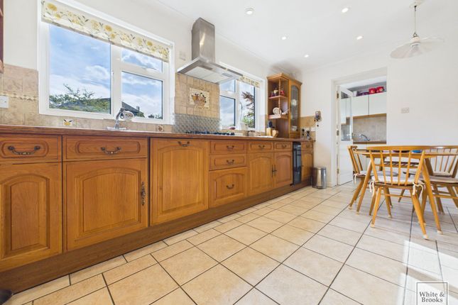6 Hunters Way, Chichester photo 3