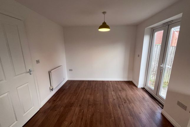 1 Lloyd Thomas Court, Townhill photo 3