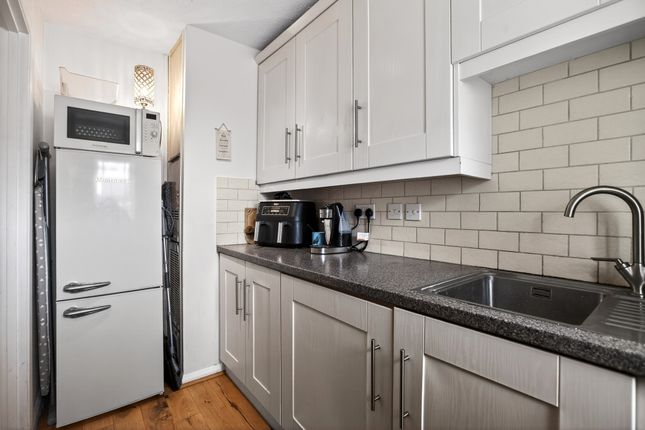 36, Harkness Road, Slough photo 3