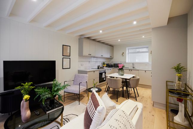 Flat to rent in Munster Mews, Lillie Road, London