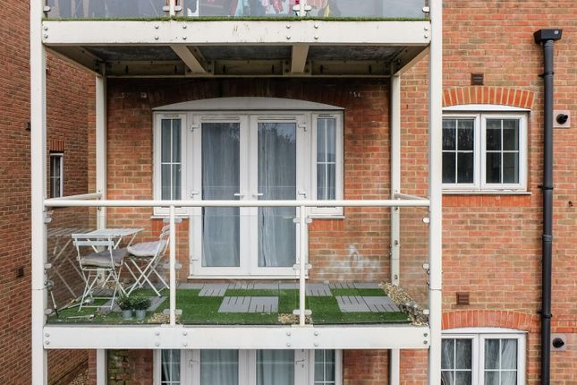 Flat for sale in Laurence Rise, Dartford