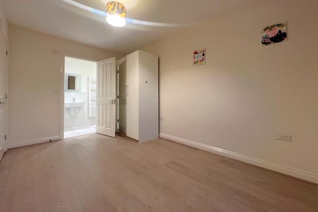 30, Highcross Place, Chertsey photo 5