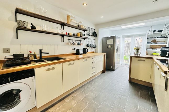 18, Westbury Close, Hampshire photo 2
