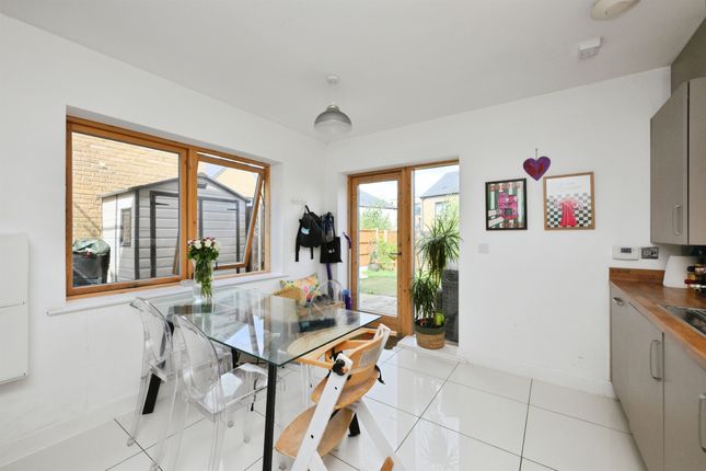 33, Barnsley Wood Rise, Harlow photo 4