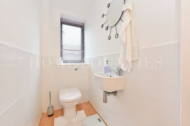 21, Wyllyotts Close, Potters Bar photo 4