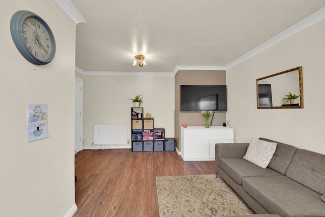 39 Cobham Close, Enfield photo 4