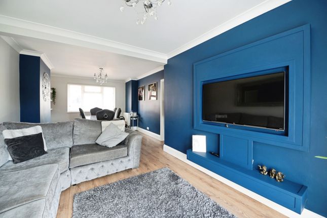 115, Clockhouse Lane, Romford photo 4