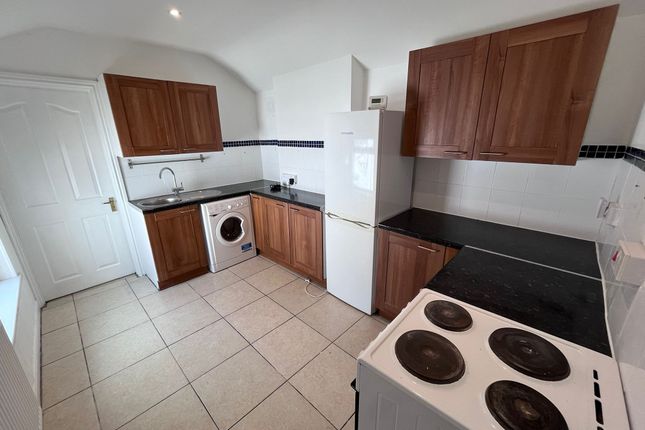 77B St Helens Avenue, First floor flat photo 3