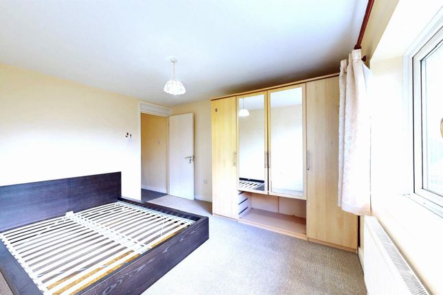 12, Parry Avenue, London photo 4