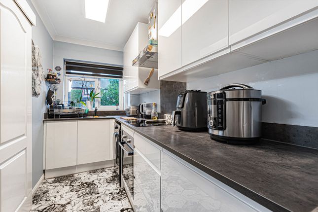 52, Bryony Way, Surrey photo 4