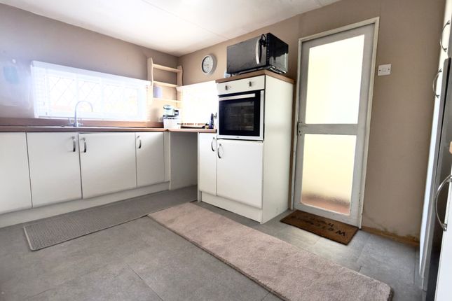 46, Hutton Park, Weston-super-Mare photo 3