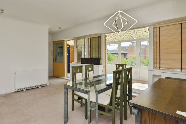 882, North Row, Milton Keynes photo 4