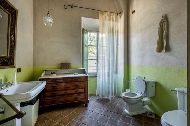 Villa for sale in Lucca, Tuscany, Italy