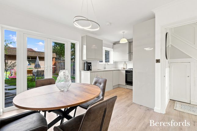 8, Clunas Gardens, Gidea Park photo 2