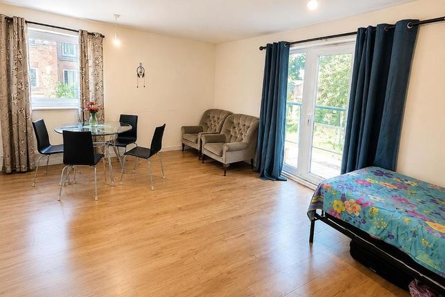 Chamberlain Close, London photo 2