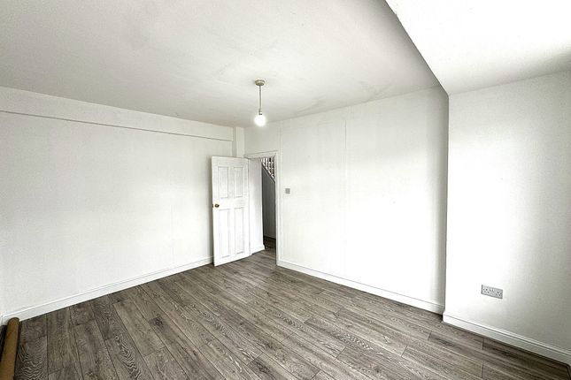 Elmstead Avenue, Wembley photo 4