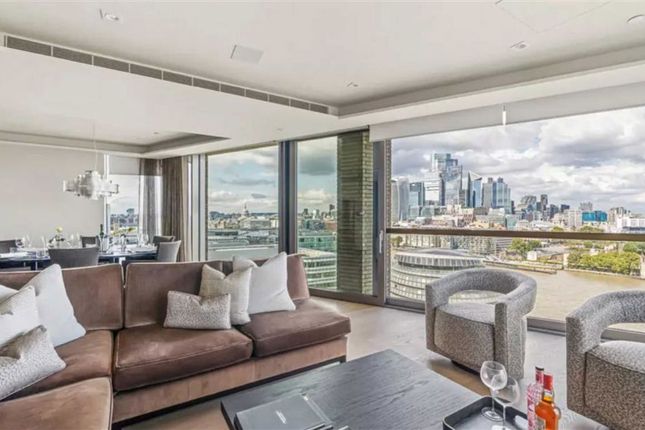 15 Hanover House, Crown Square, London photo 3