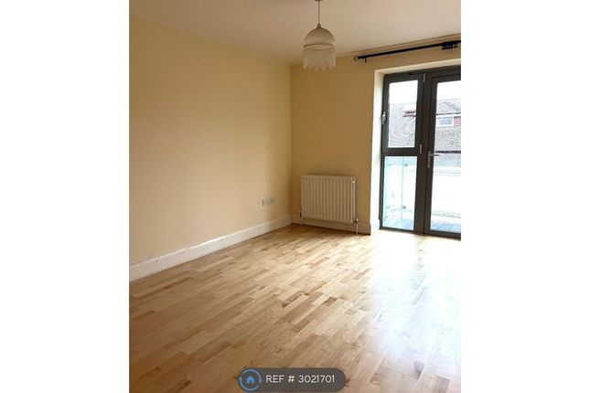 Flat    Lee High Road, London photo 4