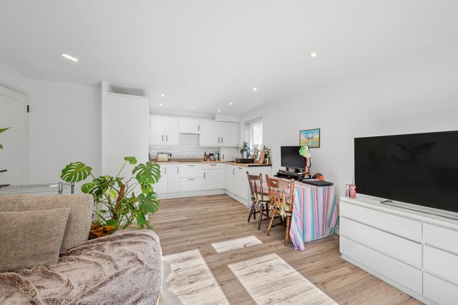 Flat 3, 2 Henfield Road, London photo 3