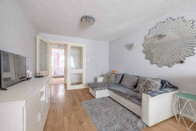 Flat for sale in Hawthorne Crescent, West Drayton
