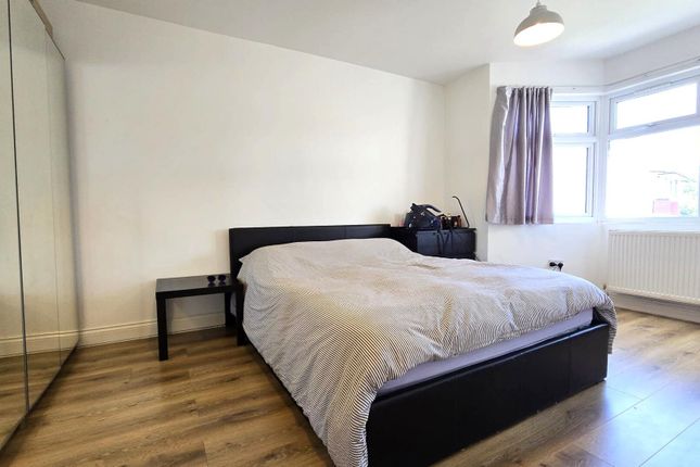 Flat 4, 56 Broomfield Avenue, Southgate photo 2