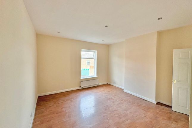 20, Walthew Lane, Platt Bridge photo 4