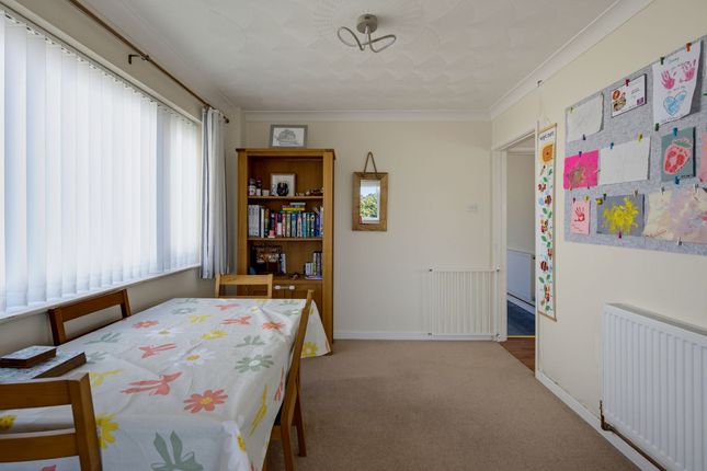 142 Cotswold Way, Newport photo 4