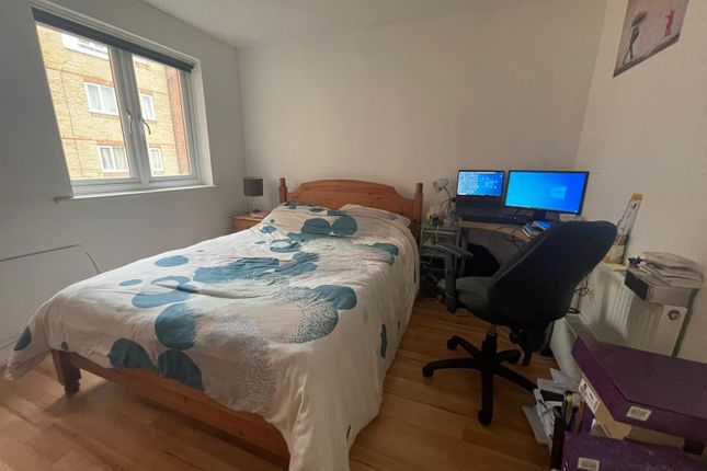 Flat to rent in Myers Lane, London