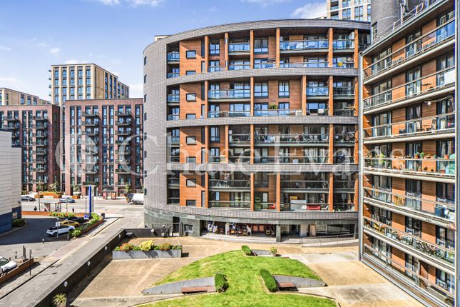 Flat to rent in The Sphere, Canning Town, London