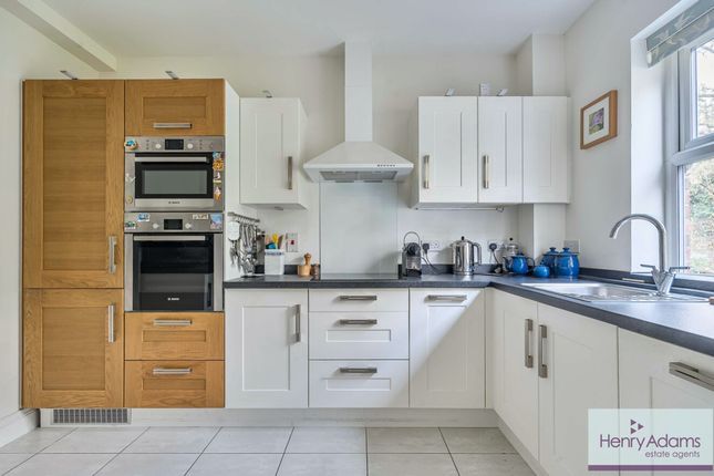 10 Merritts Meadow, Petersfield photo 3