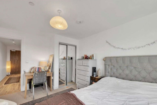 Callier House - Fifth Floor, Burnt Oak Broadway, London photo 4