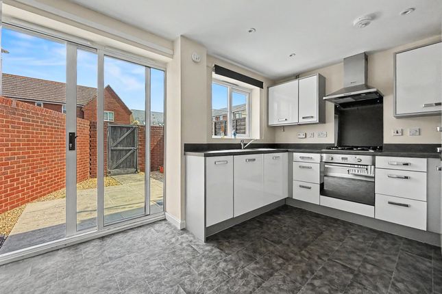 9, Dinton Close, Swindon photo 2