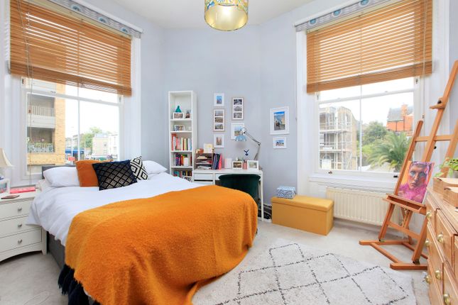 Flat to rent in Wandsworth Road, Clapham, London