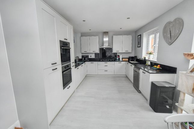 8 Legion Way, Okehampton photo 4