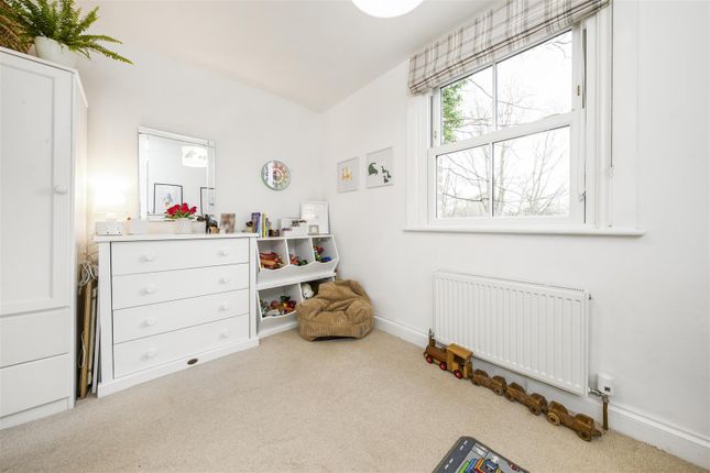 Flat for sale in Woodlands Grove, Isleworth
