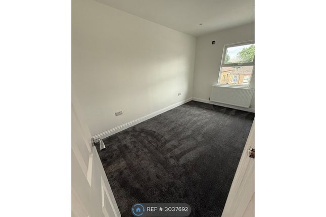 Flat, Lower Addiscombe Road, Croydon photo 3