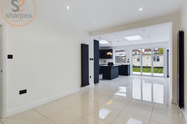 25 Watson Avenue, Sutton photo 2