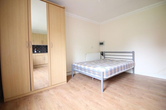 998h, Sparrow Farm Drive, Feltham photo 2