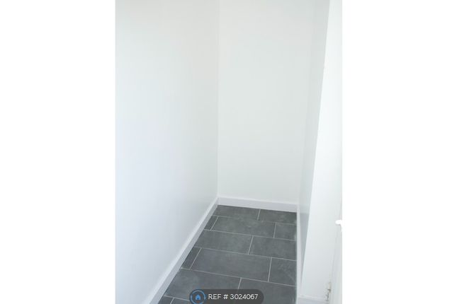 Angel Road, Thames Ditton photo 4