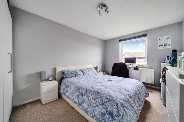 7 Highgrove House,, Kingfisher Drive, Surrey photo 4