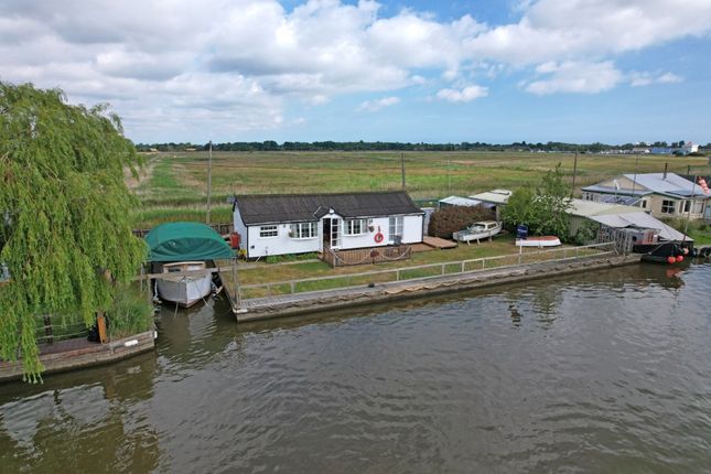 8, North West Riverbank, Potter Heigham photo 3
